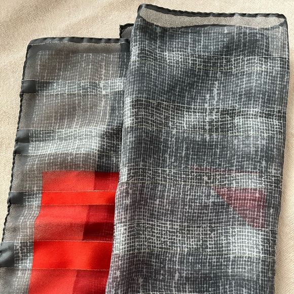 Vintage sheer Scarf signed Yvette Montagne Paris. Grey Silver Red Geometric - Picture 11 of 15